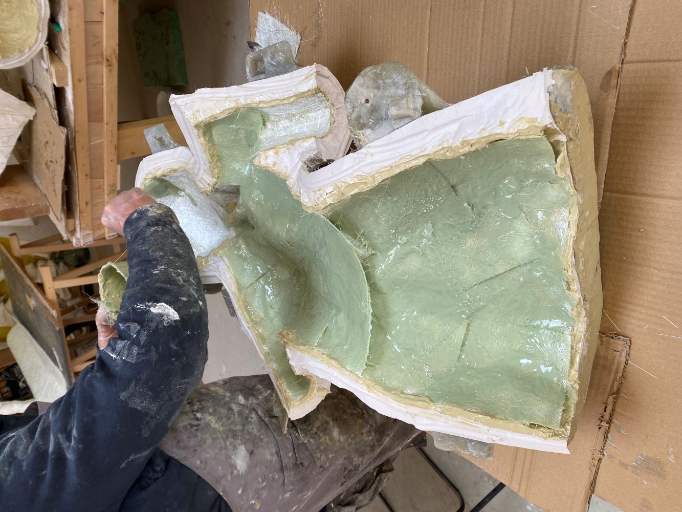 Couches successives de résine et fibres de verre